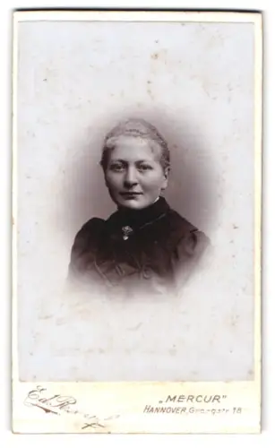 Fotografie Ed. Rumpf, Hannover, Georgstrasse 18, Emma im Porträt in dunklem Kleid