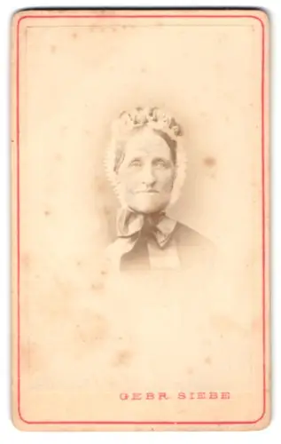 Fotografie Gebr. Siebe, Breslau, Alte Taschen-Strasse 10 u. 11, Pauline Storch, geb. Engel mit Haube