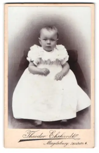 Fotografie Theodor Ehrhardt, Magdeburg, Jacobstr. 4, Porträt eines Kleinkindes