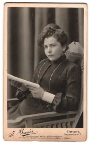 Fotografie J. Benade, Erfurt, Neuwerkstrasse 7, Elegante Dame sitzend im Porträt 1903