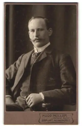 Fotografie Hugo Müller, Erfurt, Neuwerkstr. 7, Porträt eines eleganten Herrn mit Schnurrbart 1906
