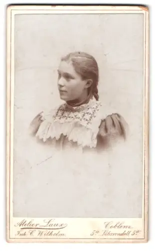 Fotografie Atelier Laux, Coblenz, Löhrnondell 5a, Josephine in elegantem Kleid