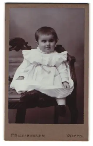 Fotografie P. Blumberger, Worms, Kaiser Wilhelm Strasse. 7, Frieda Frank als Kleinkind im Porträt