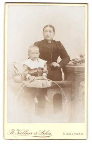 Fotografie B. Kellner & Sohn, Niederrad, Schwarzwald-Strasse 130, Magdalene Eucke mit Enkel Fritz