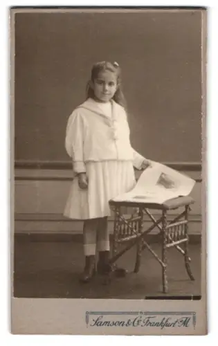 Fotografie Samson & Co., Frankfurt am Main, Zeil 46, Frieda Frank in hellem Kleid