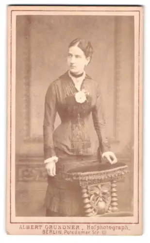 Fotografie Albert Grundner, Berlin, Potsdamer Strasse 111, Mathilde in tailliertem Kleid