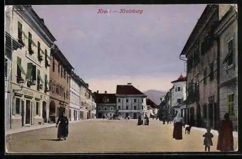 AK Krainburg, Anwohner auf dem Platz mit Brunnen