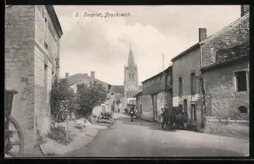 AK St. Souplet, Strassenpartie mit Blick auf die Kirche