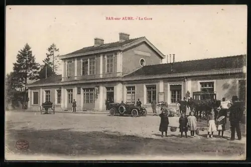 AK Bar-sur-Aube, La Gare avec voitures et passants devant l`entrée