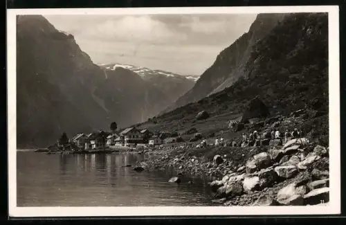 AK Gudvangen, Ortsansicht vom Ufer aus gesehen
