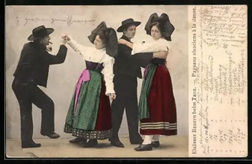 AK Zwei Pärchen in elsass-lothringische Tracht bei einem Tanz