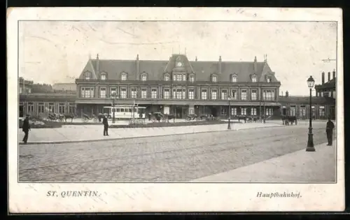 AK St. Quentin, Hauptbahnhof, Strassenbahn, Pferdekutsche, Passanten
