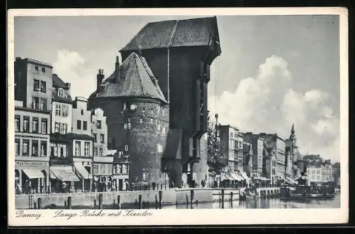 AK Danzig / Gdansk, das wuchtige Krantor im Hafen