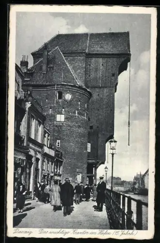 AK Danzig, Das wuchtige Krantor im Hafen