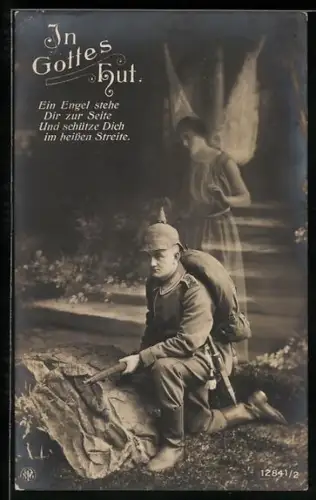 AK Deutscher Soldat in Uniform mit Gewehr und Pickelhaube neben seinem Schutzengel