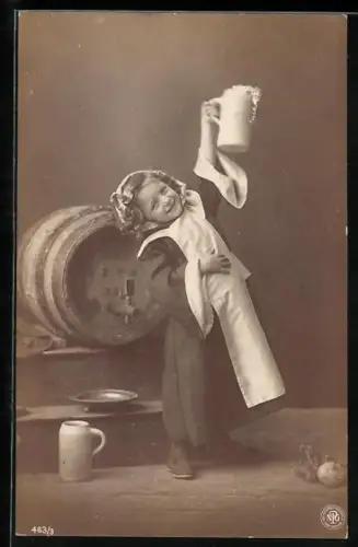 AK Münchner Kindl mit Bierkrug an einem Fass