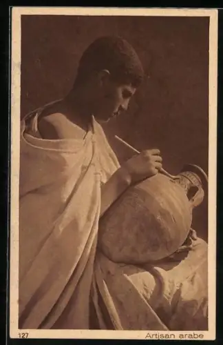 AK Artisan arabe, Kunsthandwerker beim Bemalen einer Vase