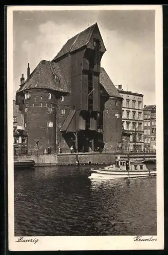 AK Danzig-Gdansk, Dampfer passiert Krantor