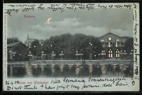 AK Wiesbaden, Gasthaus im Kurgarten mit beleuchteten Fenstern und leuchtender Mondsichel, Halt gegen das Licht