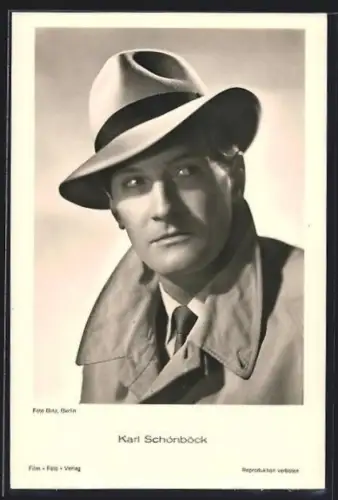 AK Schauspieler Karl Schönböck, im mantel mit Hut abgelichtet