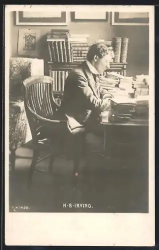 AK Schauspieler H. B. Irving sitzt am Schreibtisch