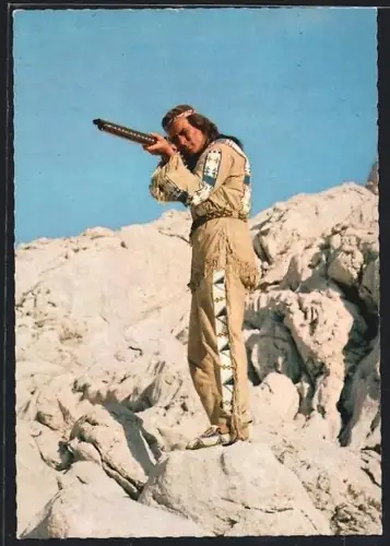 AK Schauspieler Pierre Brice mit Gewehr in dem Film Unter Geiern