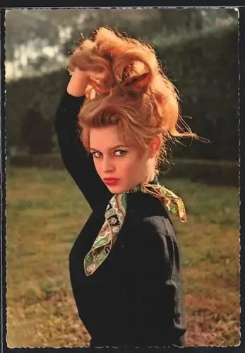 AK Schauspielerin Brigitte Bardot im dunklen Pullover mit Halstuch