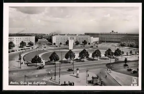 AK Berlin-Tempelhof, Platz der Luftbrücke, Platzansicht mit Gebäuden und Luftbrückendenkmal