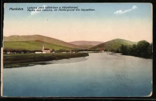 AK Munkács, Partie von Latorca, im Hintergrund die Karpaten