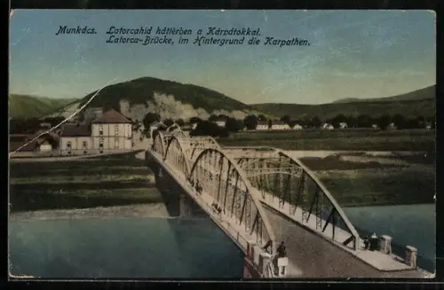 AK Munkács, Latorca-Brücke, im Hintergrund die Karpathen