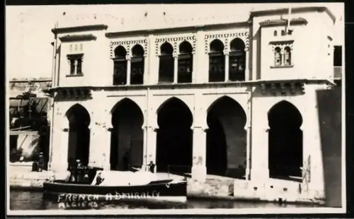 Foto-AK Algiers, Französische Botschaft mit angelegtem Boot