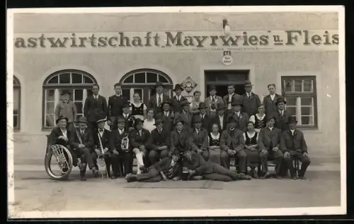Foto-AK Salzburg, Gruppenfoto vor Gasthaus Mayrwies u. Fleis