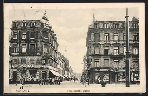 AK Saarlouis, Partie an der Französischen Strasse mit Geschäften von M. Schloss und E. Meess