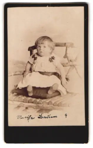 Fotografie unbekannter Fotograf und Ort, Martha Baum auf einer Bank sitzend