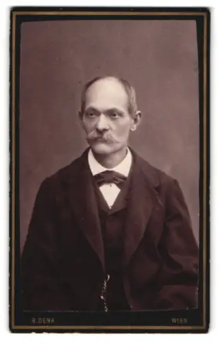 Fotografie R. Denk, Wien, Hauptstrasse 19, Porträt eines Herrn 1883