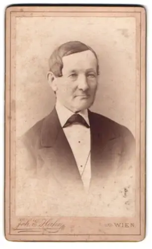 Fotografie Joh. E. Hahn, Wien, Mariahilferstrasse 105, Simon Hummel im Anzug