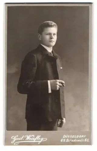 Fotografie Gust. Weisflog, Düsseldorf, Schadowstrasse 68, Gustav Plate mit Zigarre