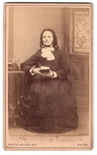 Fotografie Fritz Helbsing, Peine, Breite Strasse 50, Ältere Dame mit Buch