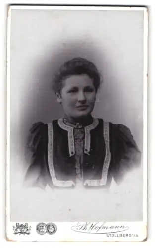 Fotografie Ph. Hofmann, Stollberg, Am Bahnhof, Elegantes Porträt einer Frau