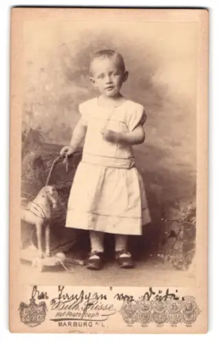 Fotografie Wilhelm Risse, Marburg, Kind mit Spielzeugpferd