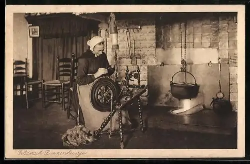 AK Frau sitzt am Spinnrad