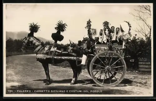 AK Palermo, geschmücktes Maultiergespann mit Sizilianern in Tracht