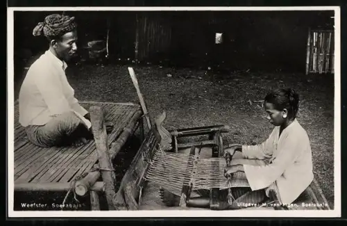 AK Indonesien, Weefster, Frau fertigt einen Teppich