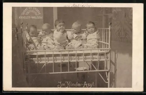 AK Kleine Babys liegen gemeinsam in einem Bett im Kinder-Asyl