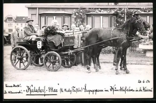 Foto-AK Wien, Krieau, Kalsdorf-Mac, Siegergespann im Künstlerfahren (Fr. Hedy Fassler)