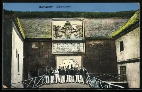 AK Komarom, Öregvarkapu, Soldaten am Portal, Relief über dem Torbogen