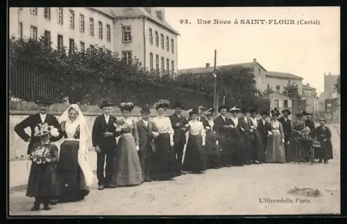 AK Saint-Flour, Une Noce, Paare in Trachten