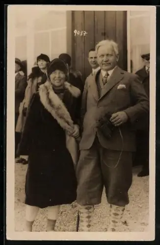 AK Arosa, Älteres Ehepaar mit Fernglas