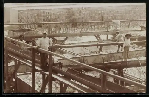 AK Salpeter-Verarbeitung, Arbeiter auf Gerüstanlage