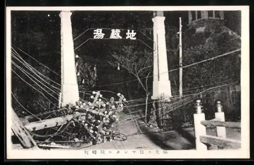 AK Kinosaki, Säulenportal und zerstörte Stromkabel, Erdbeben